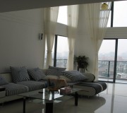 复式客厅：垂直的窗帘，进一步的拉升客厅的空间。